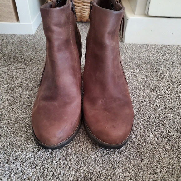 CLARKS Distressed Leather Ankle Boots for Fall/Winter - Picture 3 of 6